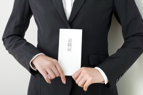 ビザの有効期間内に自主退職することができます