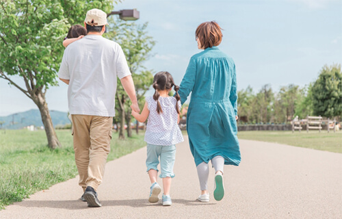 家族ビザ保有者は変更手続きの必要はありません