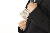 税関職員を連行