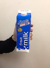 1Lサイズの牛乳を無料配布。香港のPR活動。